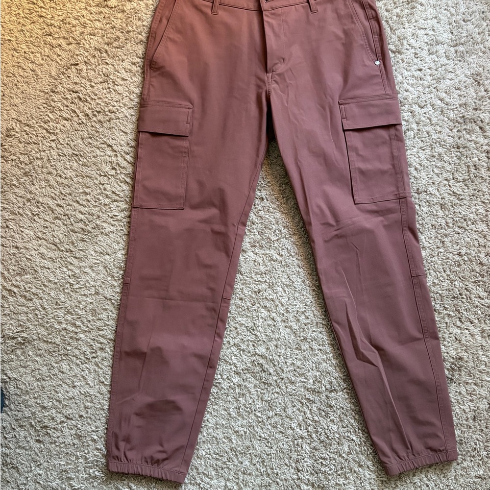 Vuori Men's Cargo Pants in Maroon